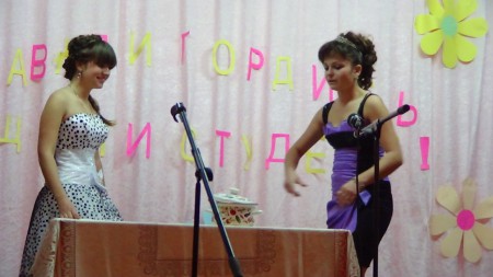День Студента Студенти – народ надзвичайно цікавий, Простий, доброзичливий і не лукавий. Уміють вони завжди весело жити. Із гумором вміють вони всі дружить.